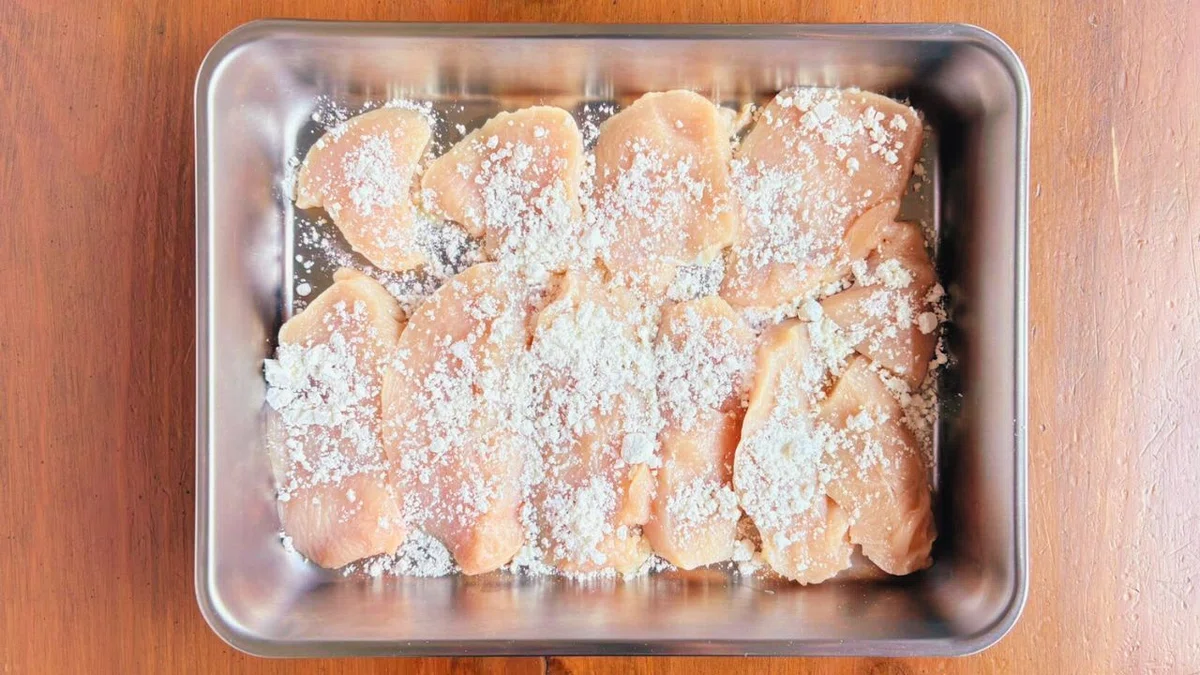 鶏むね肉の両面に薄力粉をまぶした様子