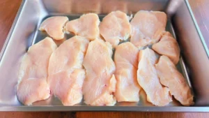 1cm幅の斜め薄切りにした鶏むね肉