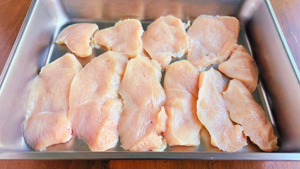 1cm幅の斜め薄切りにした鶏むね肉
