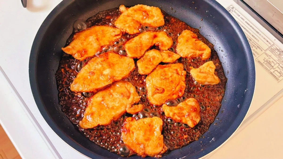 両面に焼き色が付いた鶏むね肉