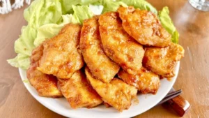 皿に盛り付けた鶏の生姜焼き