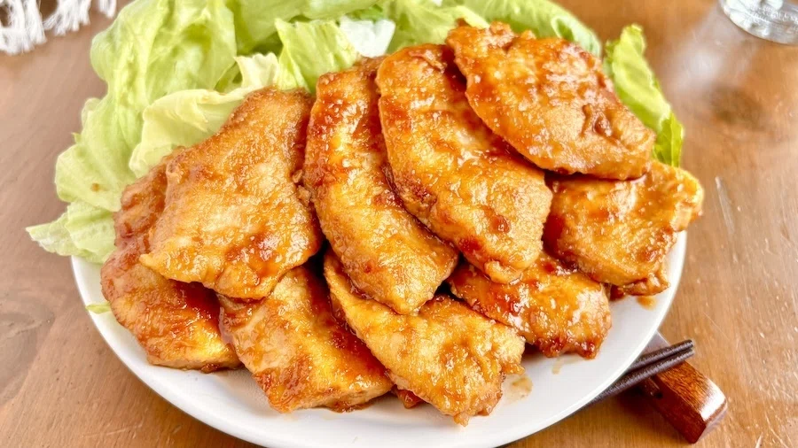 皿に盛り付けた鶏の生姜焼き