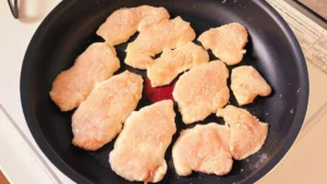 鶏むね肉をフライパンで中火で焼く様子