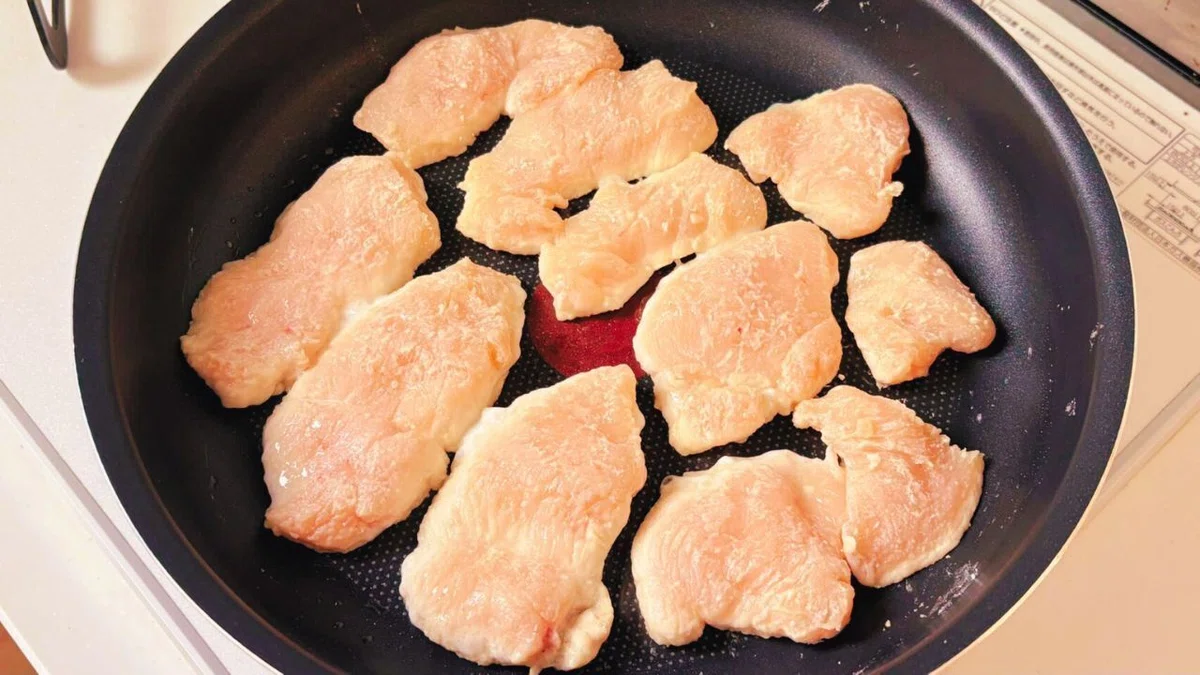 鶏むね肉をフライパンで中火で焼く様子