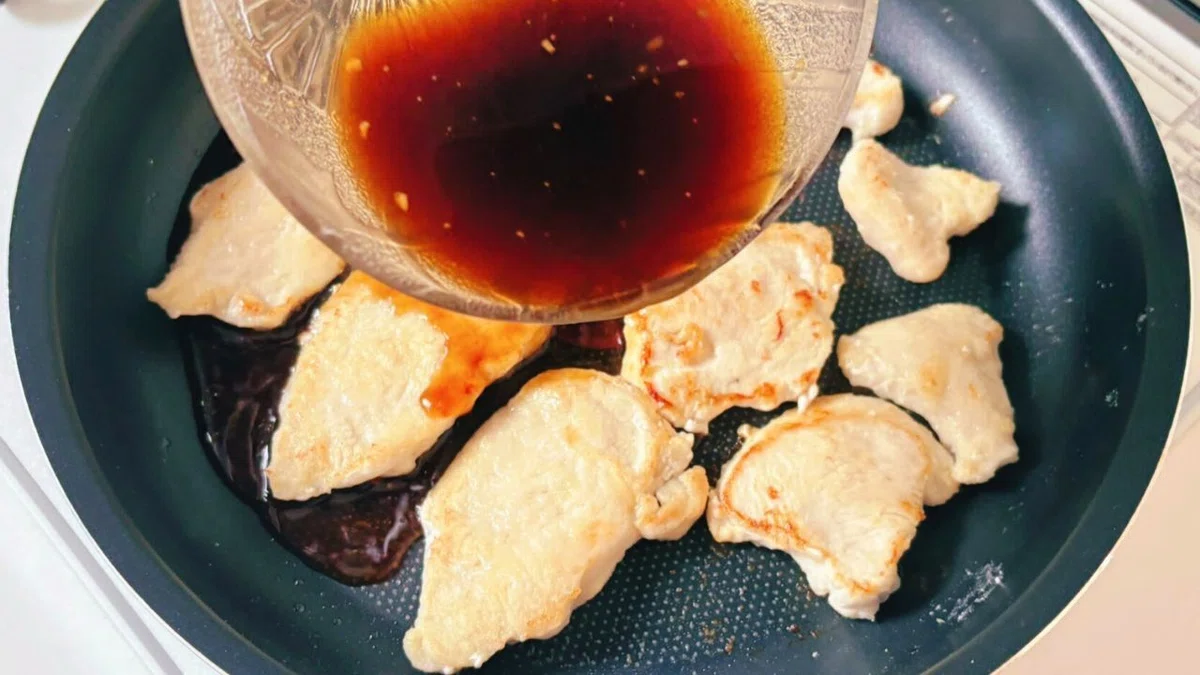 焼いた鶏むね肉へしょうがだれを加える様子