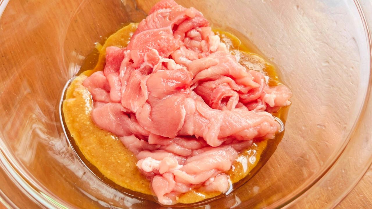 味噌だれに豚こま切れ肉を加えた様子