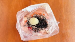 刺身と塩昆布におろしにんにくを加えた様子