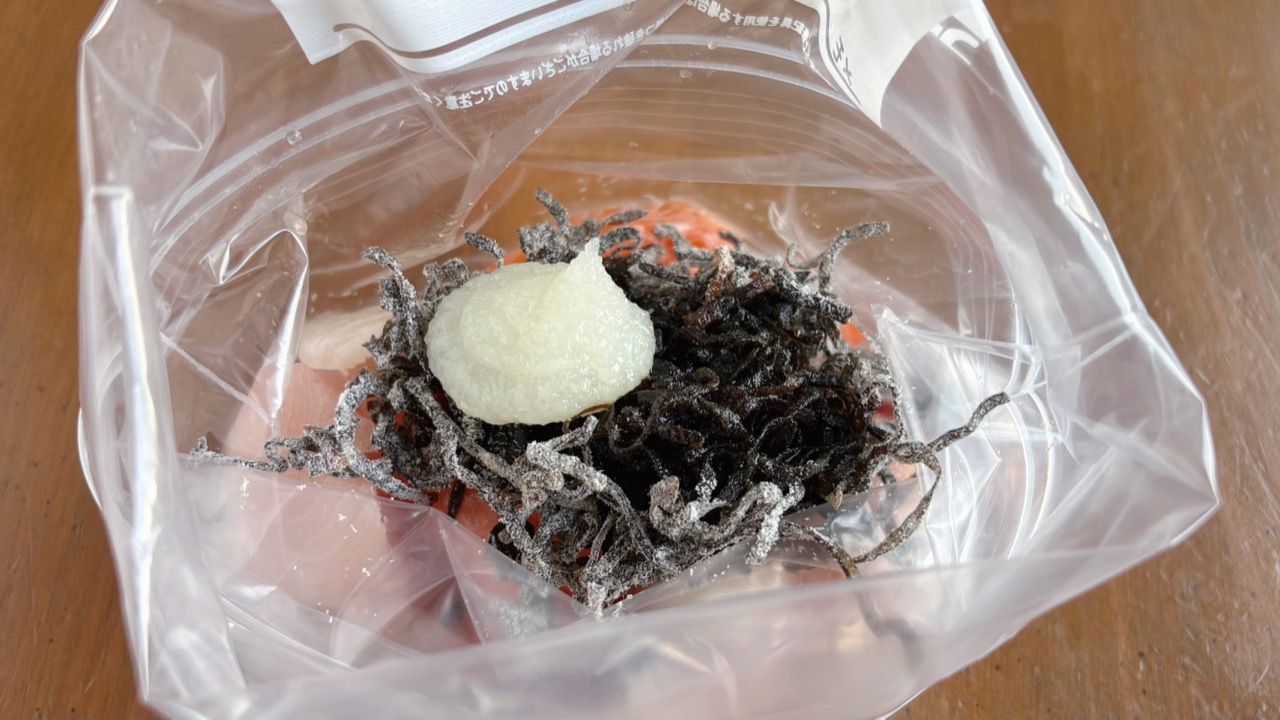 刺身と塩昆布におろしにんにくを加えた様子