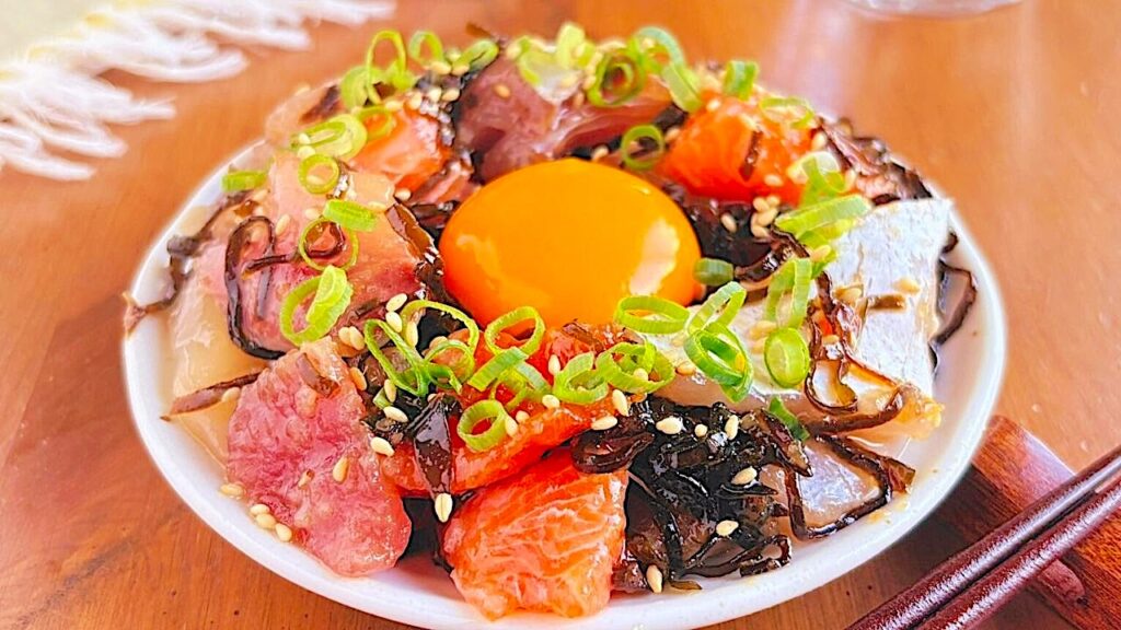 完成した刺身のにんにく塩昆布漬け