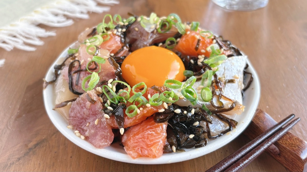 完成した刺身のにんにく塩昆布漬け