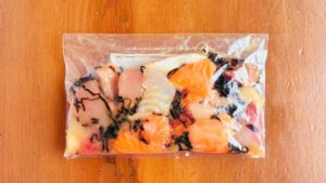 調味料をもみ込んで空気を抜いた保存袋