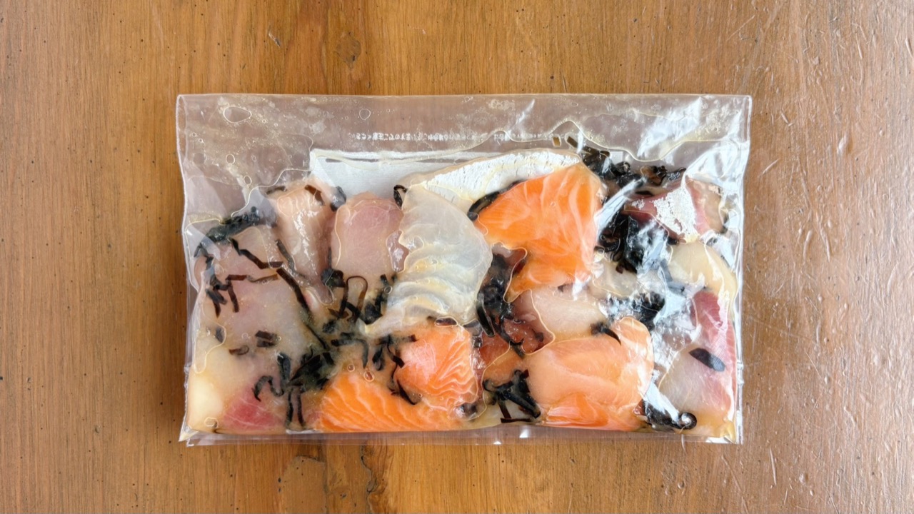 調味料をもみ込んで空気を抜いた保存袋
