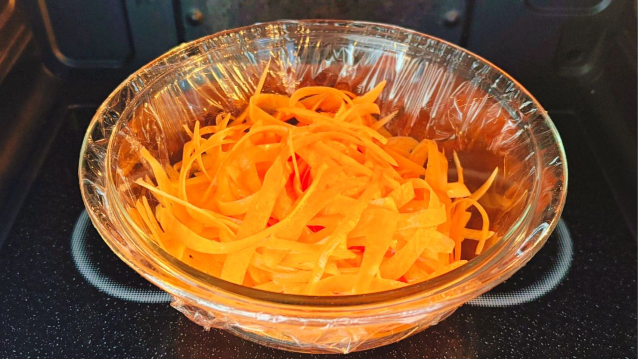 ラップをかけて電子レンジで加熱するにんじん
