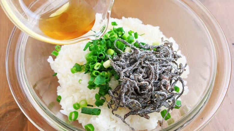白ごはん、塩昆布、青ねぎにごま油を加える
