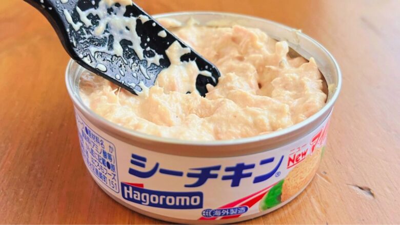 ツナ缶の中でツナとマヨネーズを混ぜる