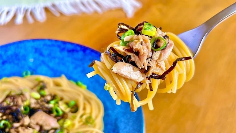ツナ塩昆布パスタをフォークで持ち上げた様子