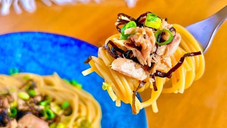ツナ塩昆布パスタをフォークで持ち上げた完成写真