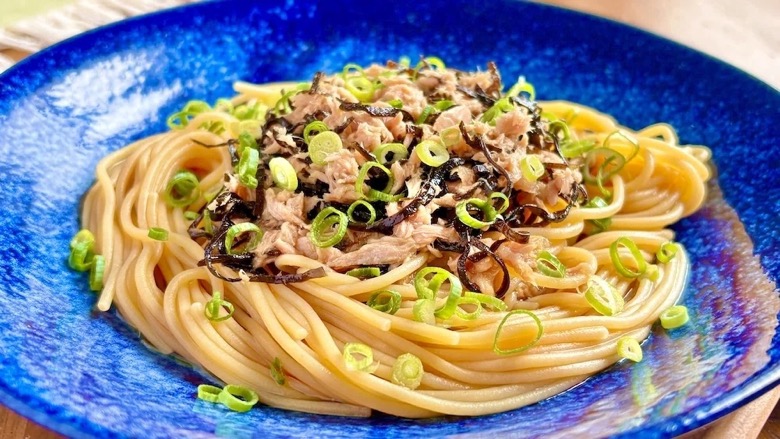 ツナと塩昆布をのせた冷たい和風パスタの完成写真