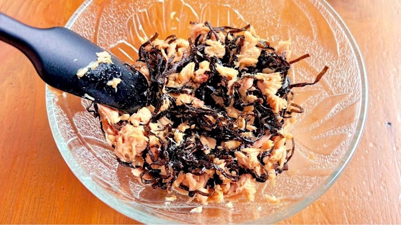 油を切ったツナと塩昆布を混ぜ合わせる