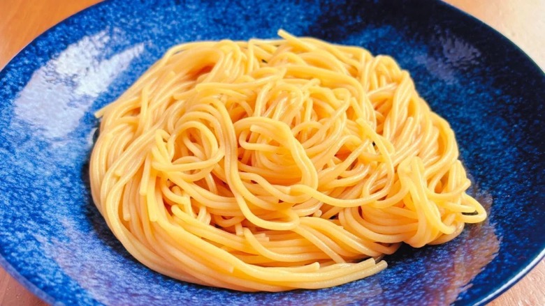 流水で冷やしたパスタを器に盛る