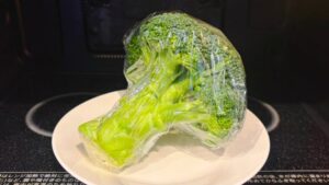 ブロッコリーを電子レンジで加熱する様子