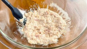 ツナとごまマヨ調味料を混ぜ合わせた様子
