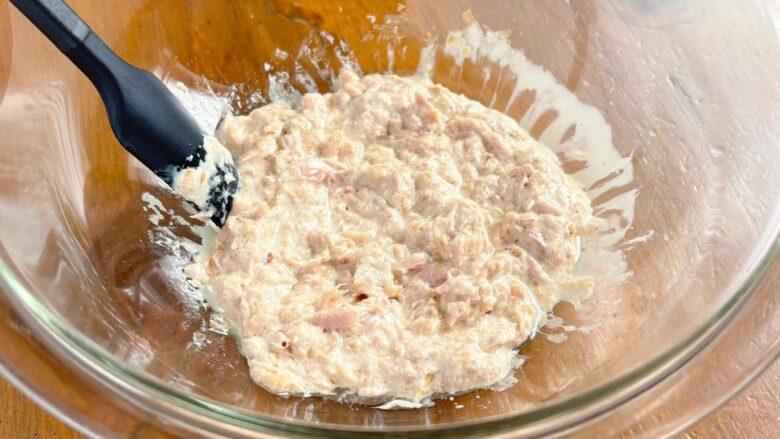 ツナとごまマヨ調味料を混ぜ合わせた様子