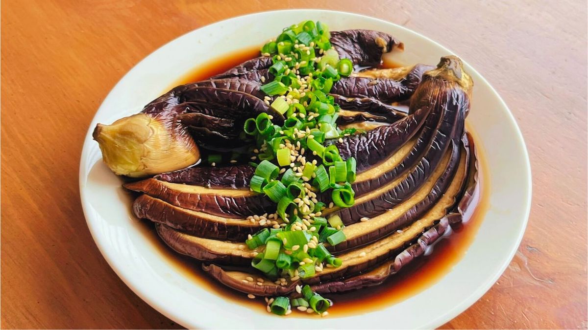 青ネギと白ゴマを散らしたなすの煮浸し