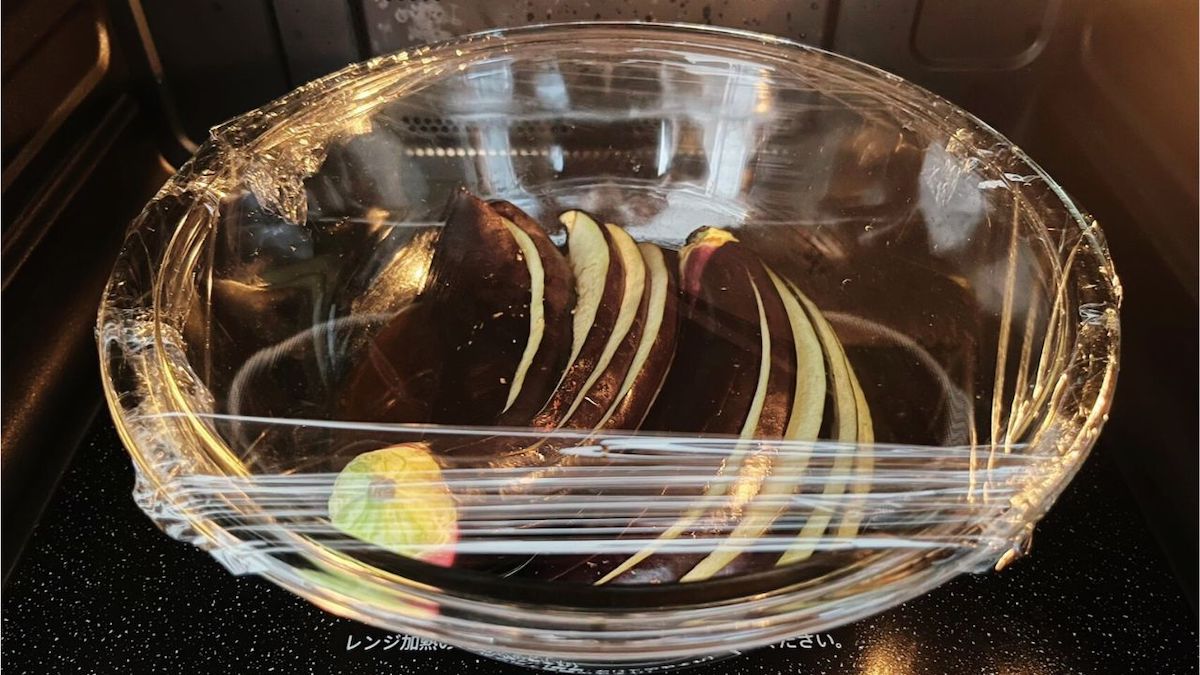 調味液に入れたなすにラップをかけ電子レンジで加熱するところ