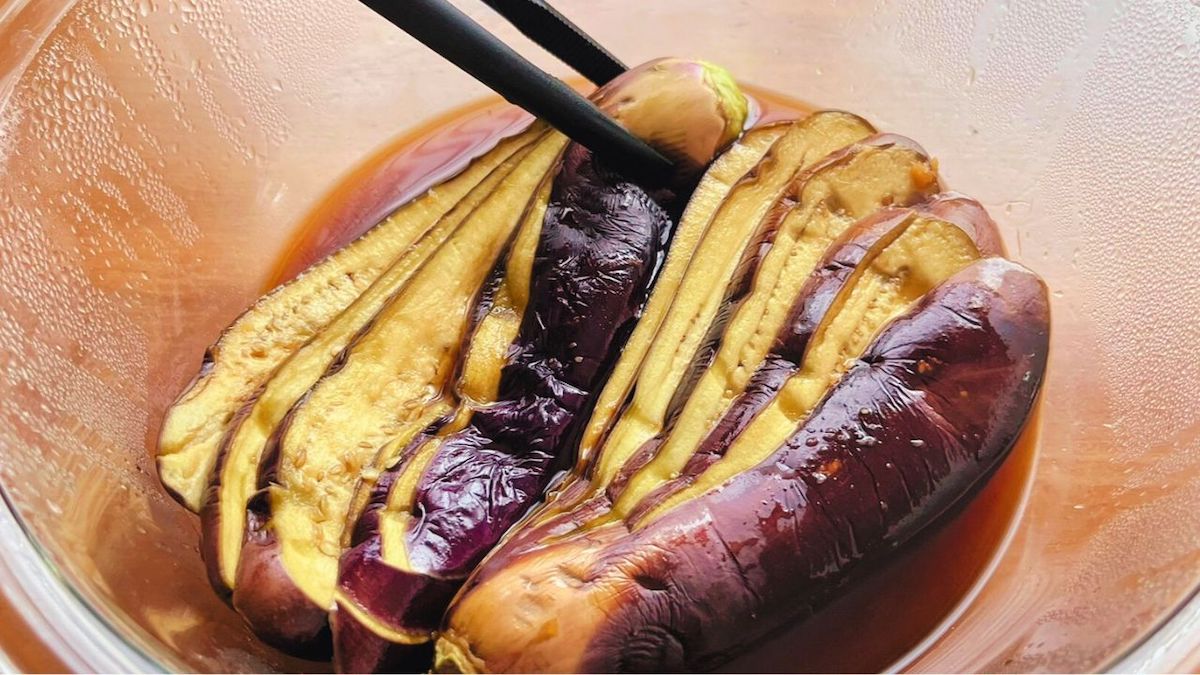加熱したなすを裏返しているところ