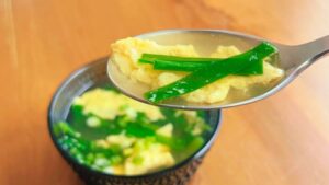 ニラとふんわり卵をすくったニラ玉スープ