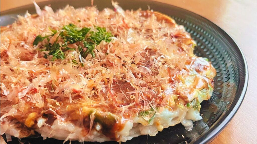 ソース、マヨネーズ、かつお節、青のりをかけたネギ焼き