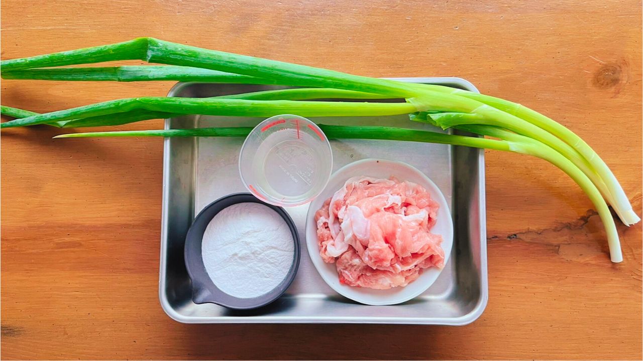 ネギ焼きに使う豚こま切れ肉、青ネギ、薄力粉、片栗粉、水