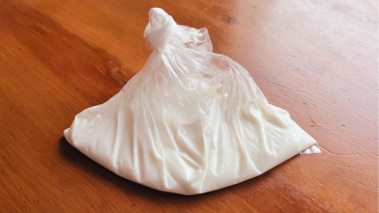 ポリ袋の中で粉と水を混ぜて生地を作る様子