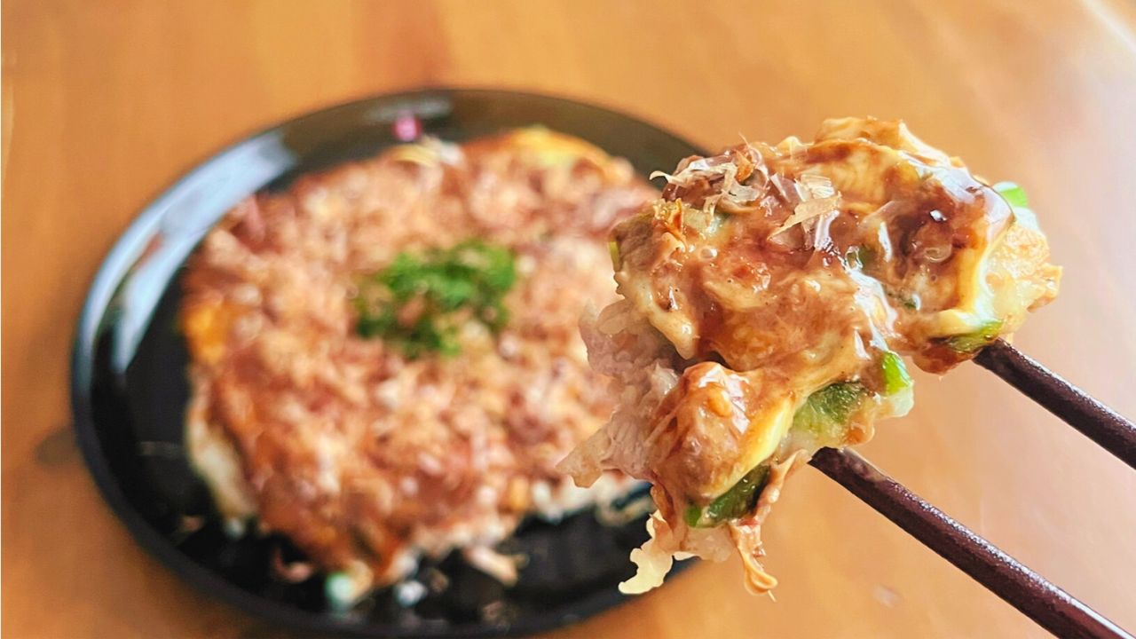 箸で持ち上げたネギ焼きの断面