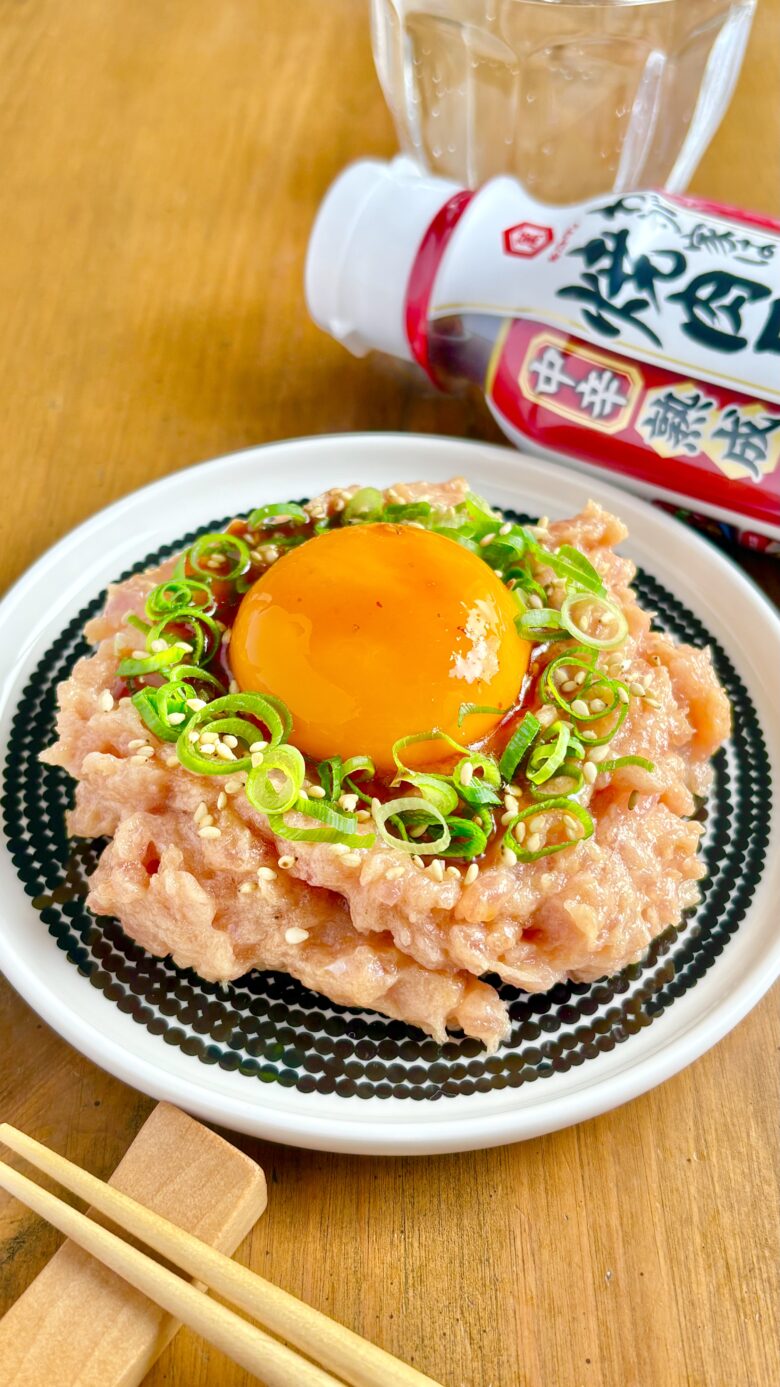 卵黄と薬味をのせたマグロのたたきのユッケ風