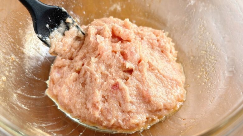 焼肉のたれを混ぜ合わせたマグロのたたき