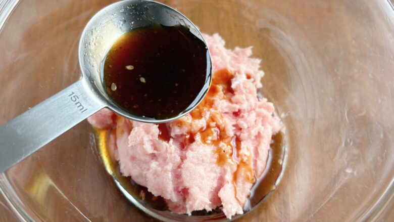 マグロのたたきに焼肉のたれを加える様子