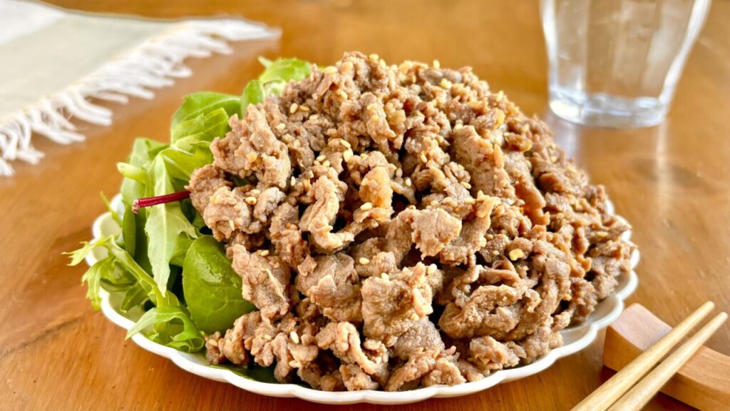 白炒りごまを振った牛こまの味噌マヨ炒め