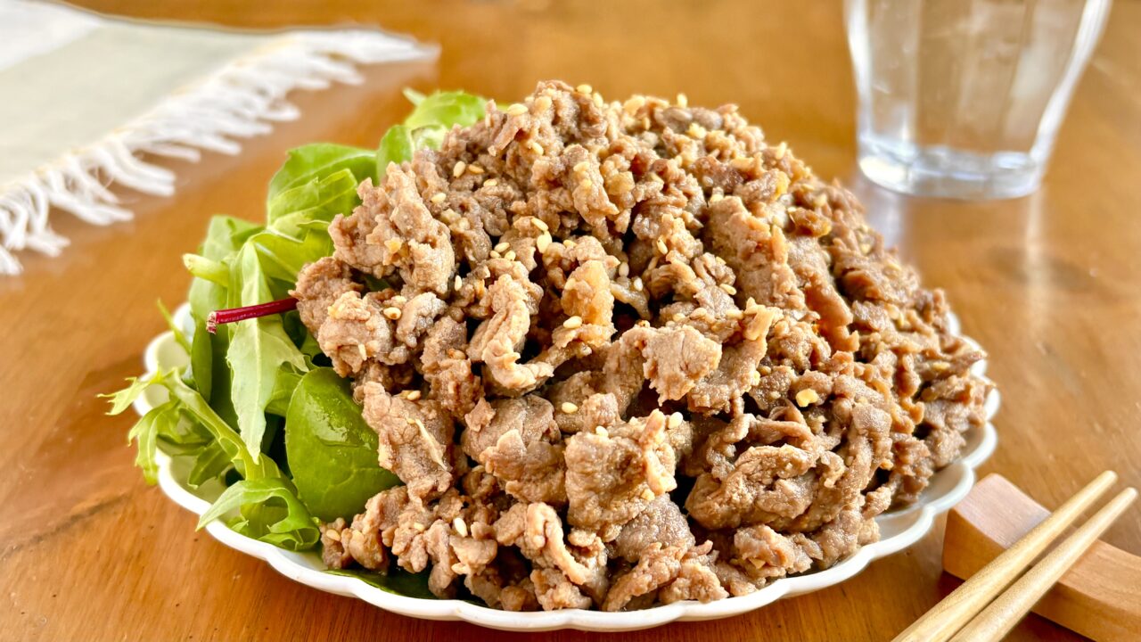 白炒りごまを振った牛こまの味噌マヨ炒め