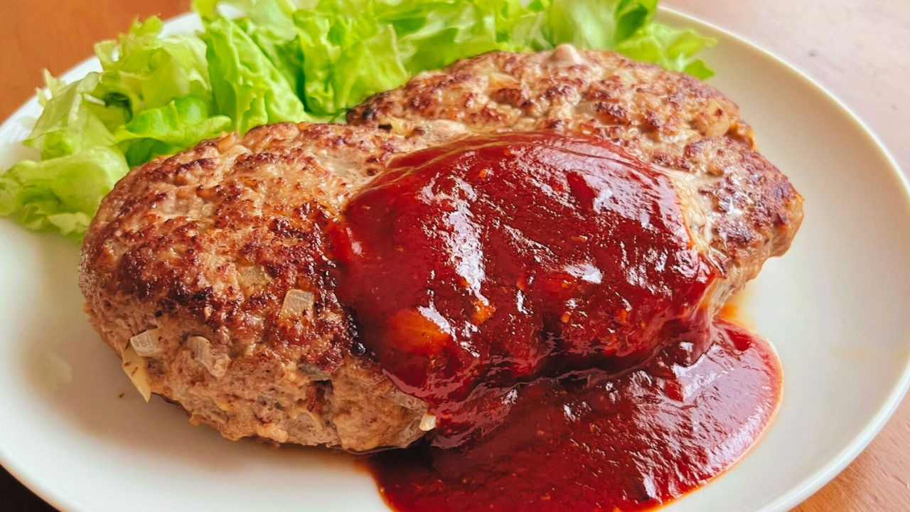 手作りソースをかけた大判ハンバーグ