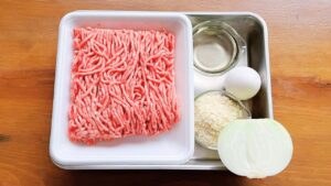 あいびきミンチ、玉ねぎ、卵、パン粉、酒などの材料