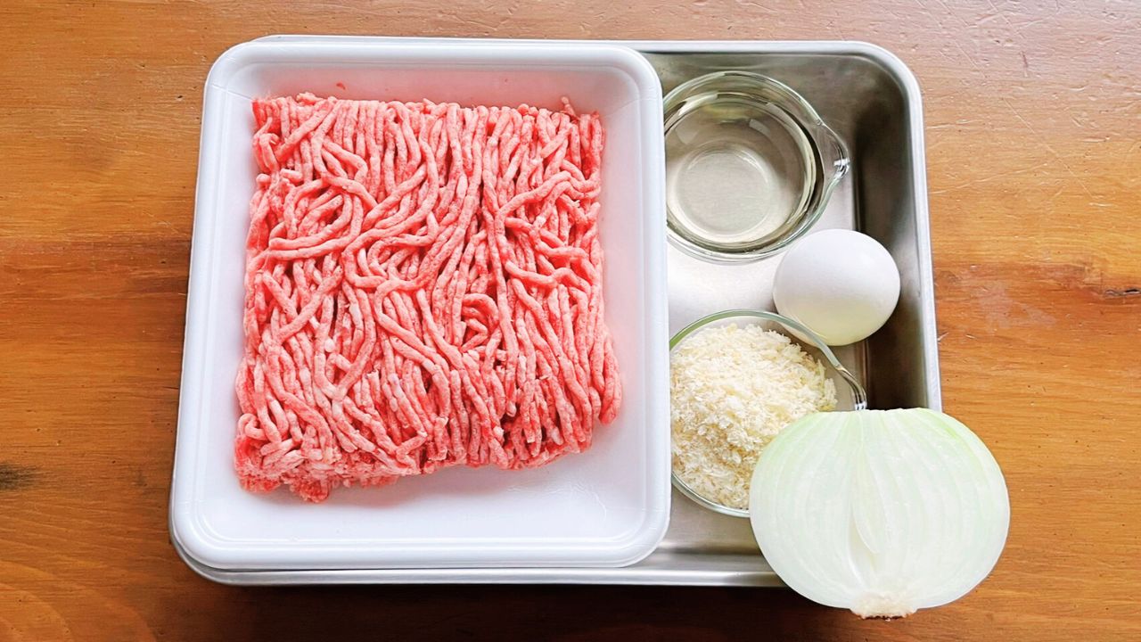 あいびきミンチ、玉ねぎ、卵、パン粉、酒などの材料