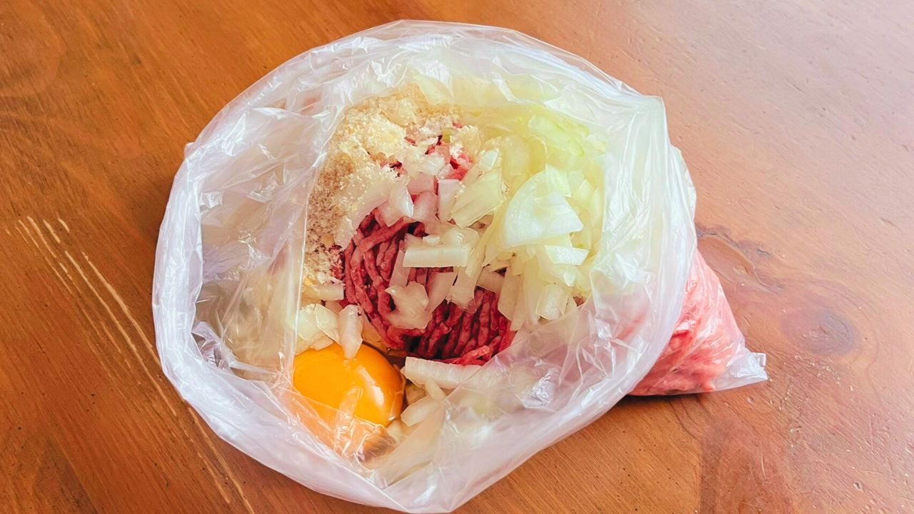 ポリ袋にあいびきミンチ、玉ねぎ、卵、パン粉を入れたところ