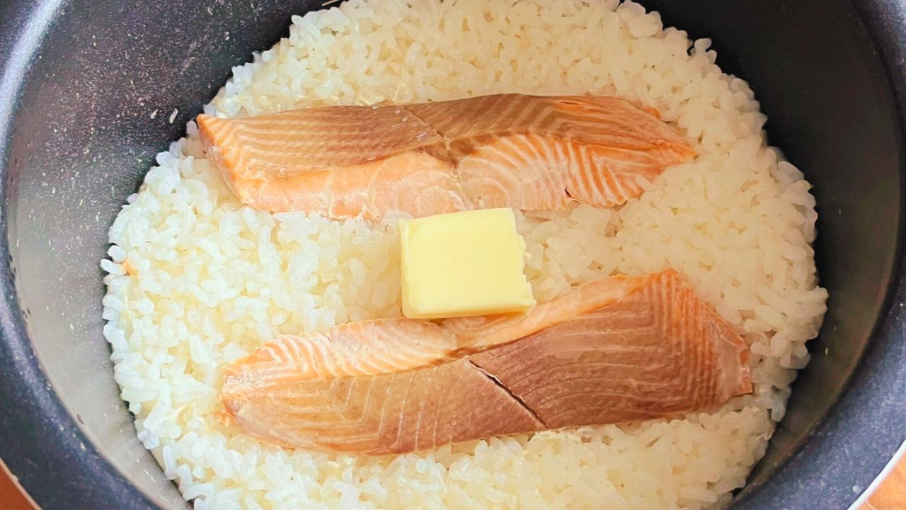 鮭の皮を除いてバターを加えたところ