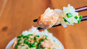 鮭の炊き込みご飯を箸で持ち上げたところ