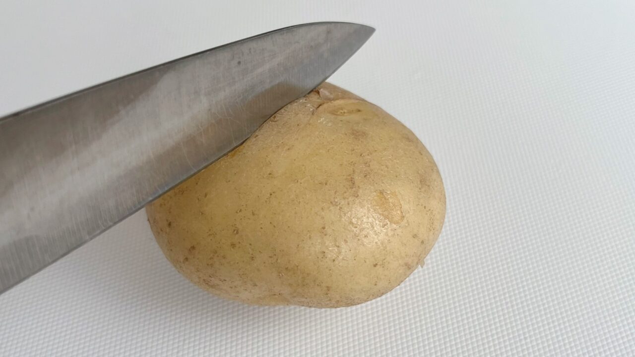 じゃがいもの中央に切り込みを入れるところ