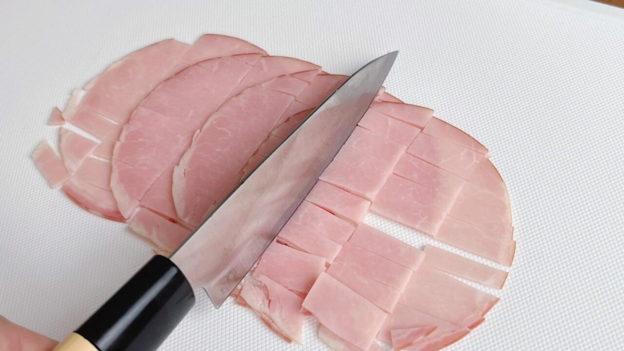 ハムを食べやすい大きさに切るところ