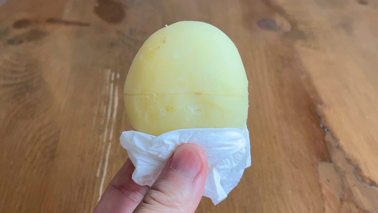 キッチンペーパーでじゃがいもの皮をむくところ