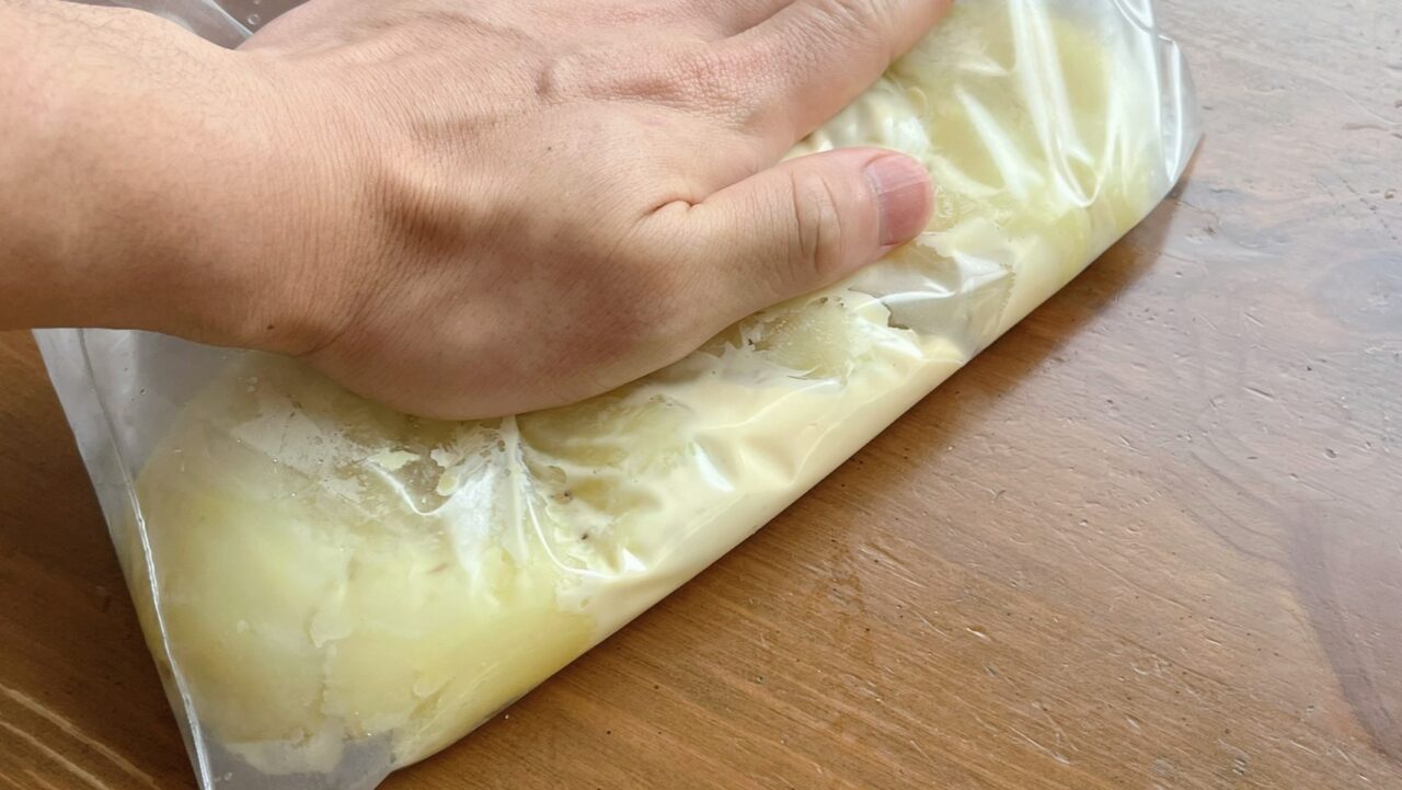 保存袋の中でじゃがいもをつぶすところ
